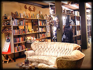 Sitzecke mit Bücherregal
